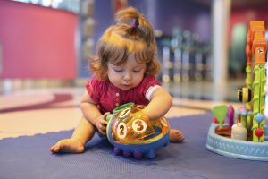 Neugier wecken: Die wesentliche Rolle von Baby Spielzeug in der frühen Entwicklung