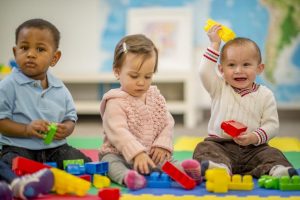 Neugier wecken: Die wesentliche Rolle von Baby Spielzeug in der frühen Entwicklung